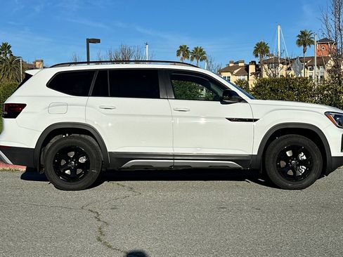 New 2025 Volkswagen Atlas Peak Edition SE image 3