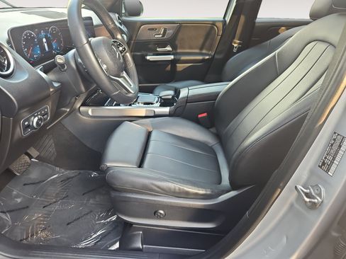 Used 2020 Mercedes-Benz GLB 250 4MATIC w/ Premium Package image 9