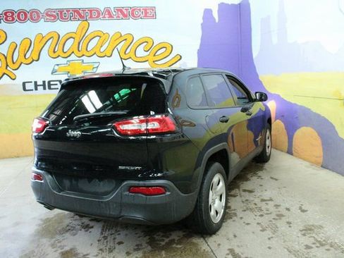 Used 2017 Jeep Cherokee Sport image 3