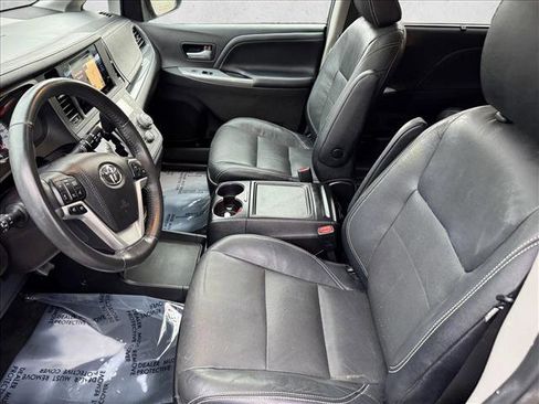 Used 2017 Toyota Sienna SE Premium image 10