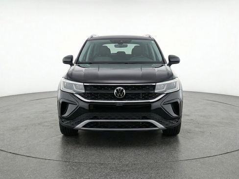 Used 2025 Volkswagen Taos SE image 2