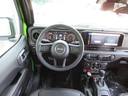 Used 2025 Jeep Wrangler Unlimited Rubicon w/ Convenience Group AWD/4WD image 33