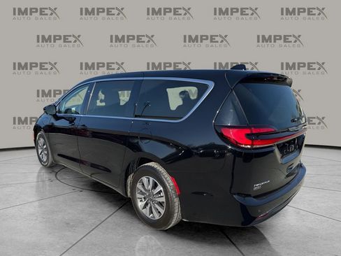 Used 2024 Chrysler Pacifica Select image 3