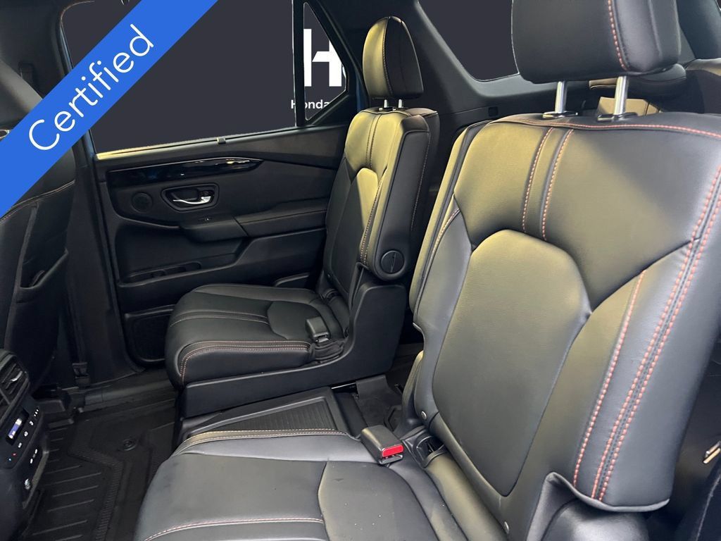 Used 2025 Honda Pilot TrailSport image 13