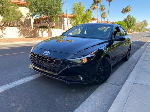 Used 2023 Hyundai Elantra SEL w/ Cargo Package FWD image 2