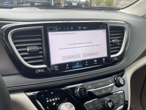 Used 2023 Chrysler Pacifica Touring-L FWD image 23