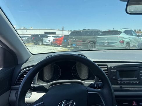 Used 2017 Hyundai Elantra SE FWD image 21