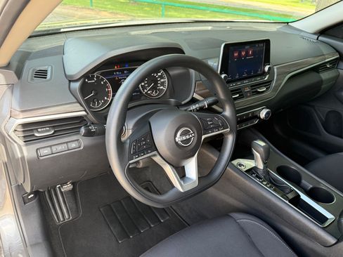Used 2025 Nissan Altima 2.5 SV FWD image 4