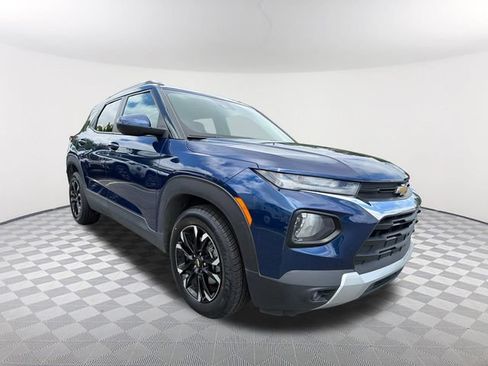 Used 2022 Chevrolet TrailBlazer LT w/ Convenience Package FWD image 3