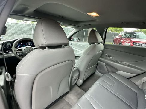 Used 2024 Hyundai Elantra SEL w/ Convenience Package FWD image 16