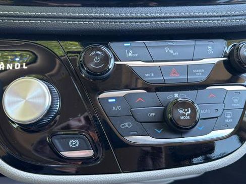 Used 2024 Chrysler Pacifica Limited FWD image 15