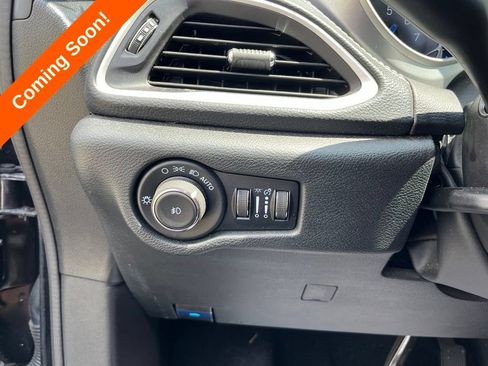 Used 2024 Chrysler Pacifica Touring FWD image 17