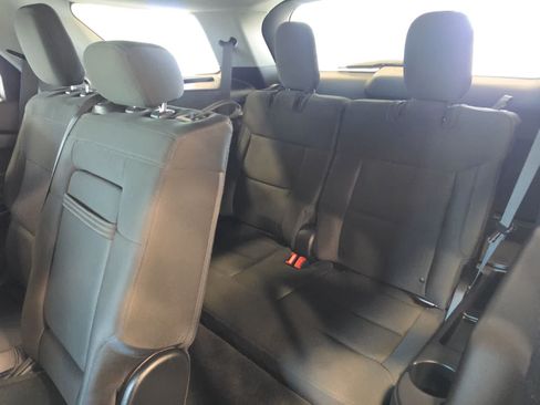 Used 2023 Ford Explorer XLT AWD/4WD image 30