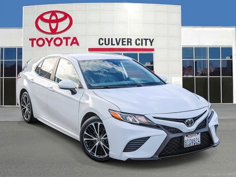 Used 2020 Toyota Camry SE image 1