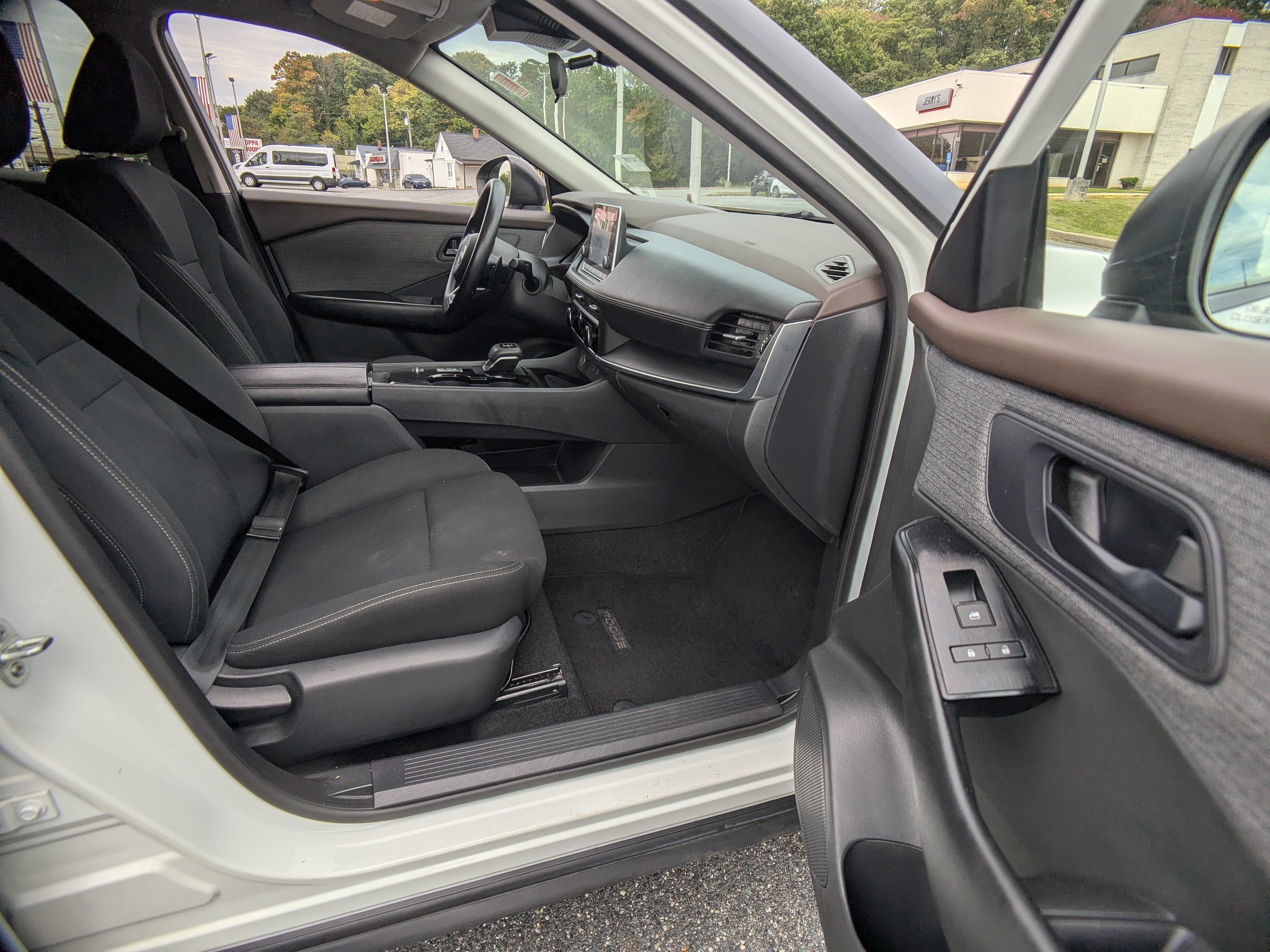 Used 2023 Nissan Rogue S FWD image 12