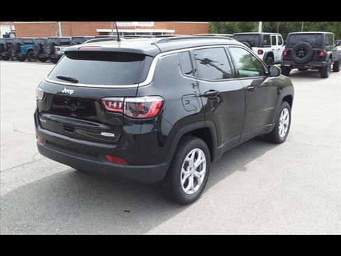 Used 2024 Jeep Compass Latitude AWD/4WD image 4
