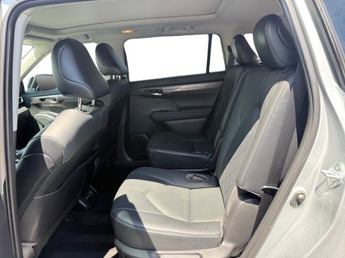Used 2021 Toyota Highlander Platinum AWD/4WD image 16