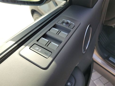 New 2025 Land Rover Discovery Metropolitan Edition image 23