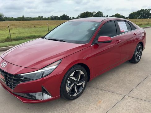 Used 2023 Hyundai Elantra Limited w/ Preferred Accessory Package FWD image 5