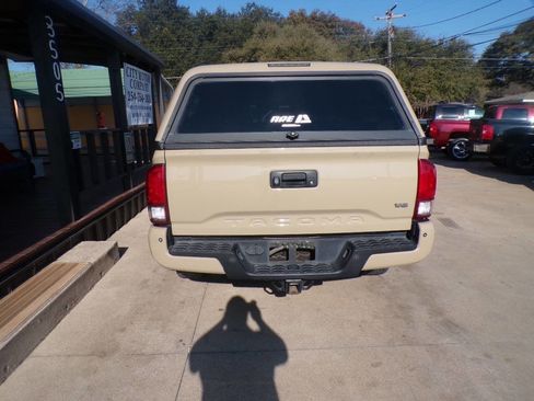 Used 2017 Toyota Tacoma TRD Off-Road w/ Premium & Technology Package image 7