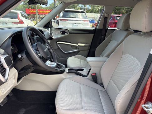 Used 2025 Kia Soul LX FWD image 9