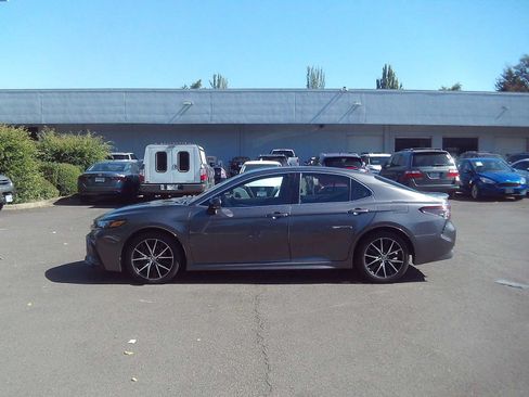 Used 2023 Toyota Camry SE FWD image 2
