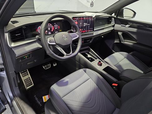 New 2026 Volkswagen Tiguan SE R-Line image 13