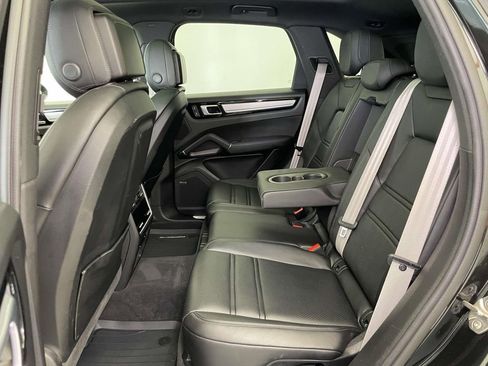 Used 2023 Porsche Cayenne Platinum Edition image 19