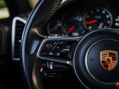 Used 2018 Porsche Cayenne Platinum Edition image 60