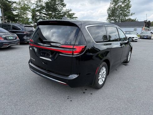 Used 2025 Chrysler Pacifica Select FWD image 8