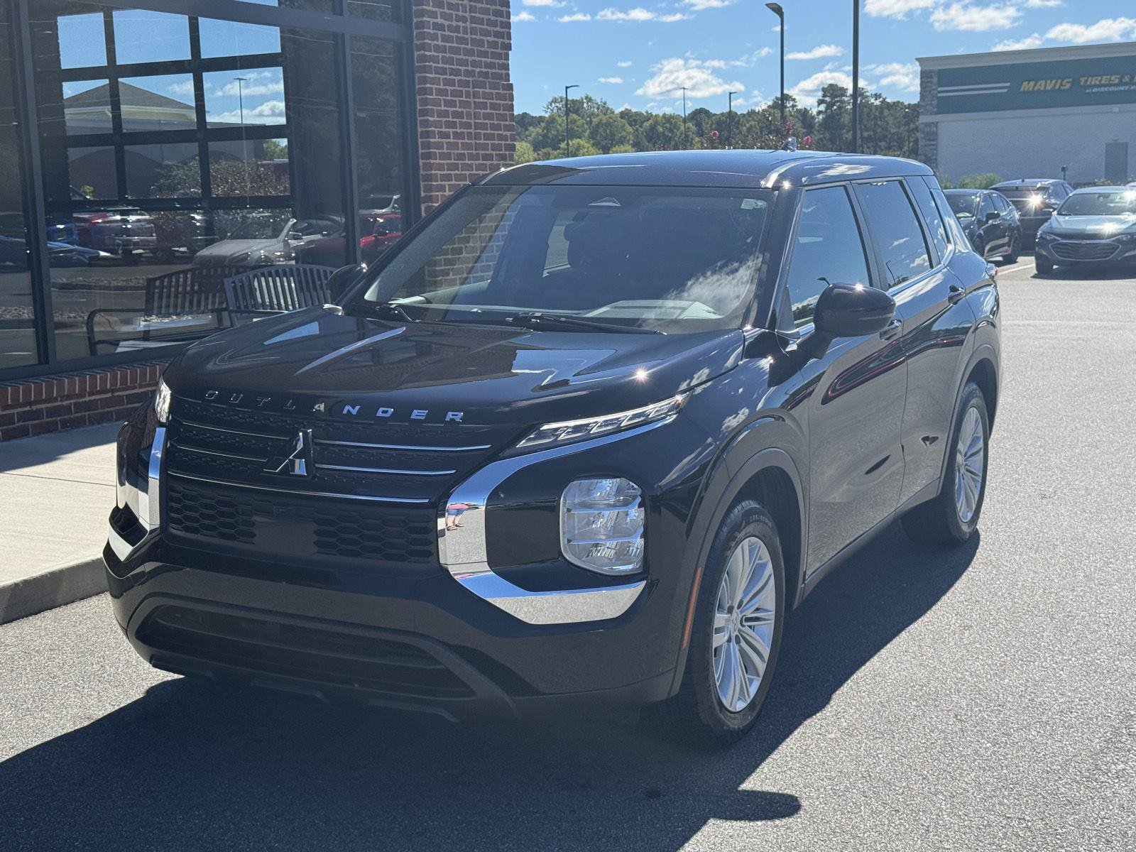 Used 2023 Mitsubishi Outlander ES FWD image 1
