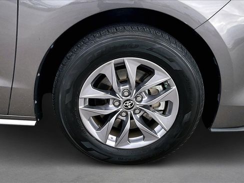 Used 2024 Toyota Sienna XLE image 6