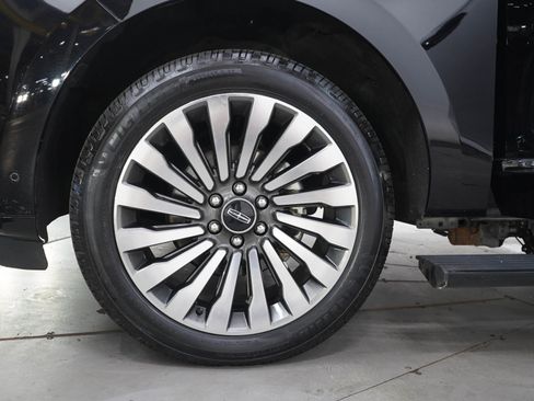 Used 2019 Lincoln Navigator Reserve AWD/4WD image 32