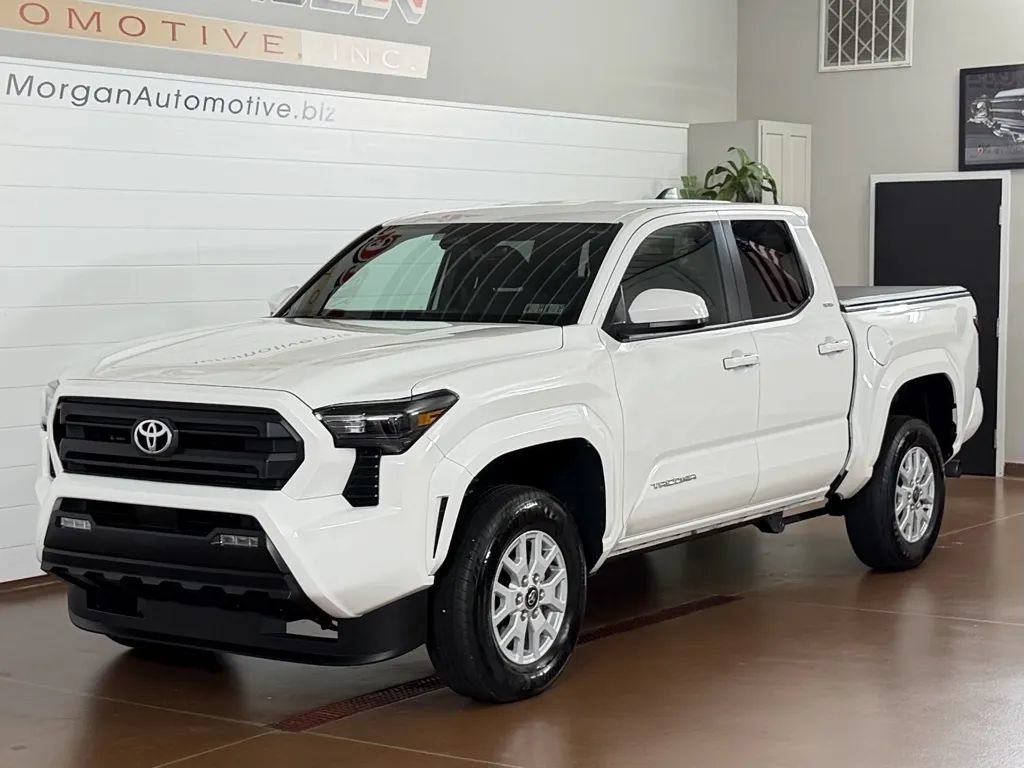 Used 2025 Toyota Tacoma SR5 AWD/4WD image 8