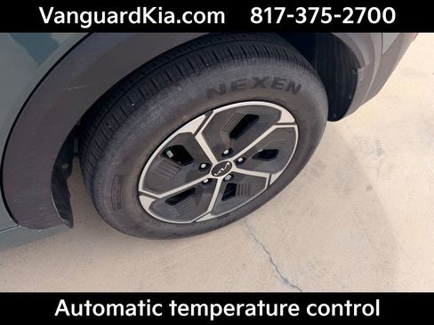 Certified 2024 Kia Niro EX image 9