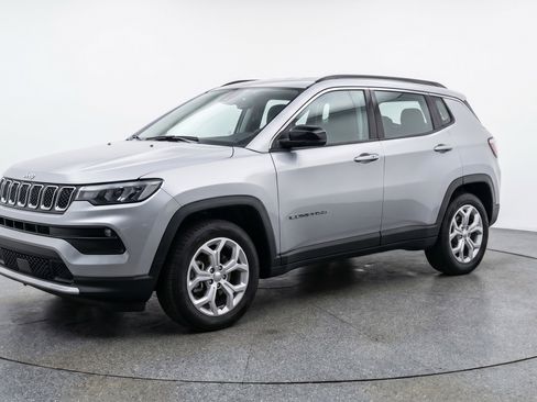 Used 2025 Jeep Compass Latitude AWD/4WD image 3