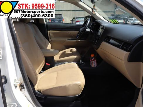 Used 2016 Mitsubishi Outlander SEL AWD/4WD image 20