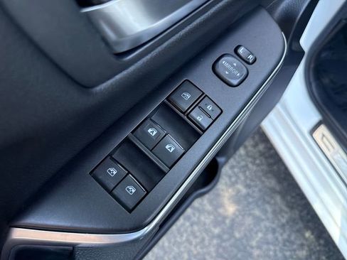 Used 2016 Toyota Camry SE w/ Moonroof Package FWD image 12