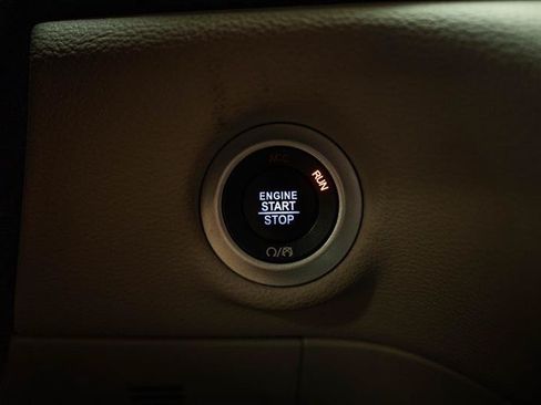 Used 2024 Chrysler Pacifica Limited FWD image 19