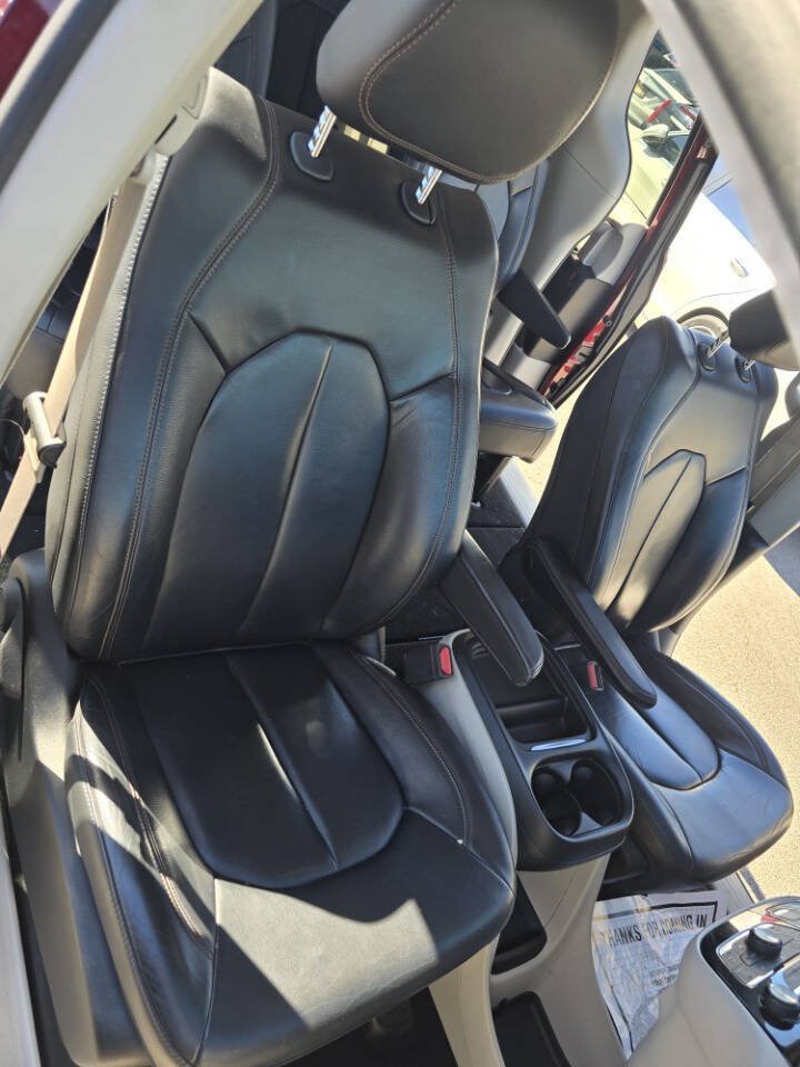 Used 2017 Chrysler Pacifica Touring-L w/ Tire & Wheel Group FWD image 38