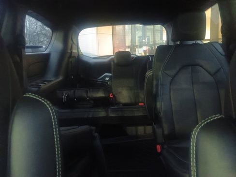 Used 2025 Chrysler Pacifica Select image 33