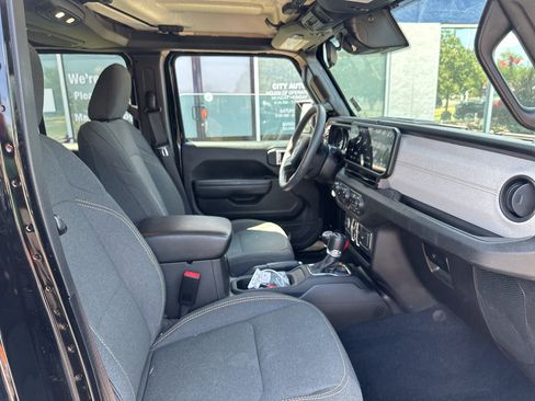 Used 2024 Jeep Wrangler Unlimited w/ Convenience Group AWD/4WD image 10
