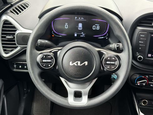 Used 2025 Kia Soul LX w/ LX Technology Package FWD image 11