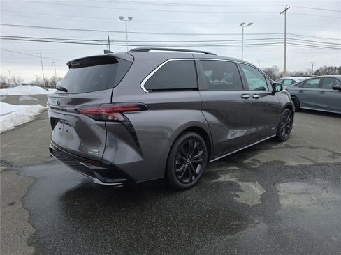 Used 2021 Toyota Sienna XSE w/ XSE Plus Package image 6