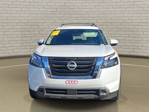 Used 2025 Nissan Pathfinder SV image 2