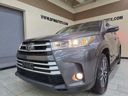 Used 2017 Toyota Highlander SE FWD image 2