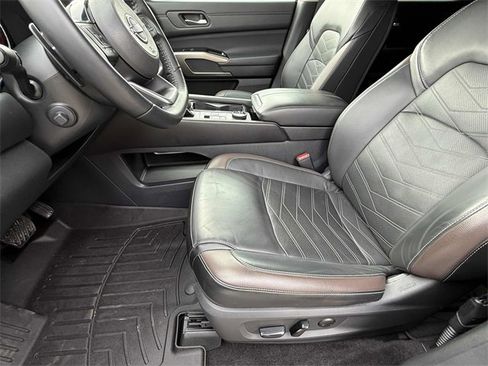 Used 2024 Nissan Pathfinder Platinum image 13