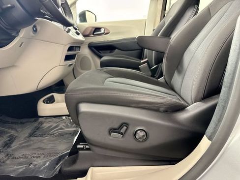 Used 2023 Chrysler Voyager LX FWD image 20