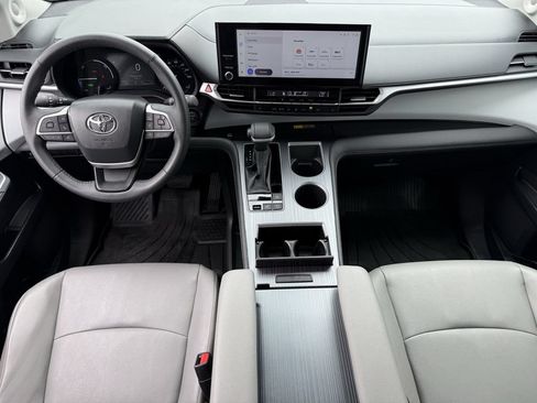 Used 2025 Toyota Sienna XLE w/ XLE Plus Package FWD image 10