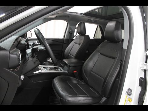 Certified 2022 Ford Explorer Limited w/ Equipment Group 301A image 6